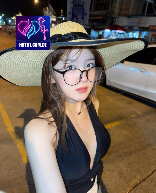 Claire Banks HOT51.COM.DE