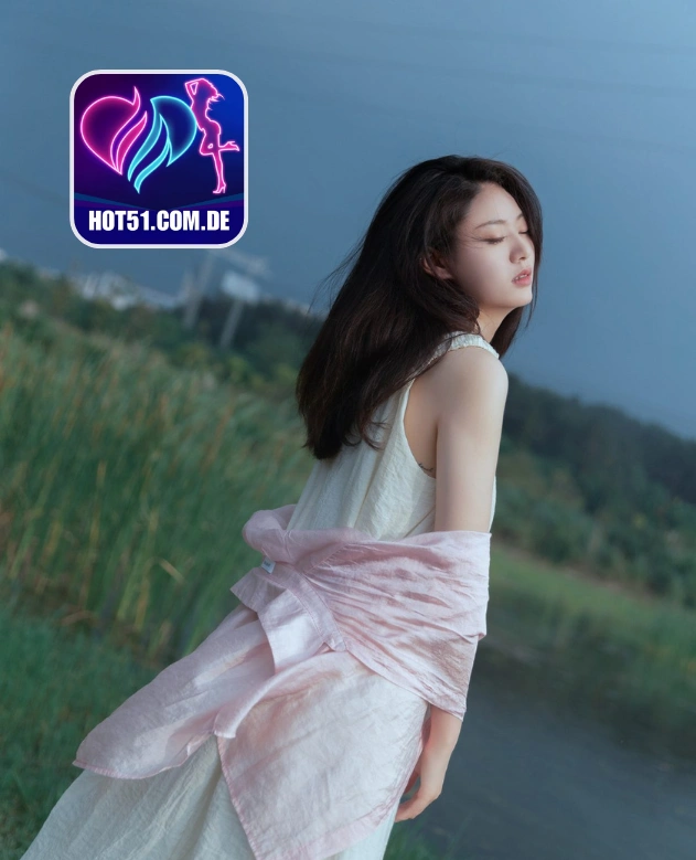 Ella Hughes-HOT51.COM.DE