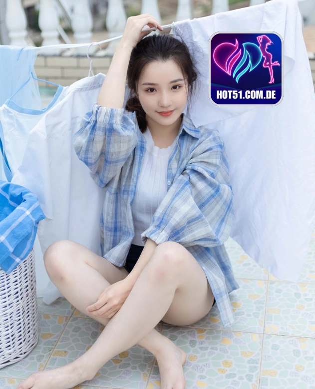 Lucy Perry-HOT51.COM.DE