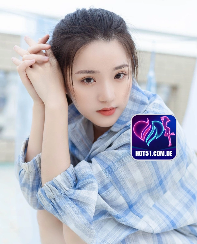 Lucy Perry-HOT51.COM.DE