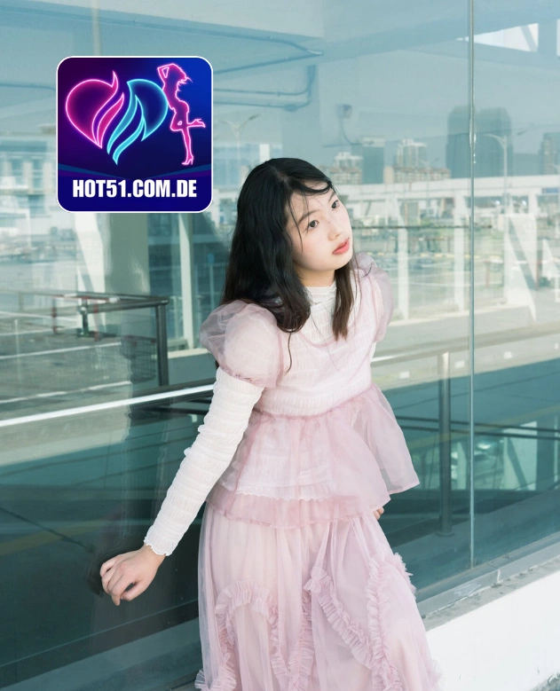 Jonathan Hall-HOT51.COM.DE